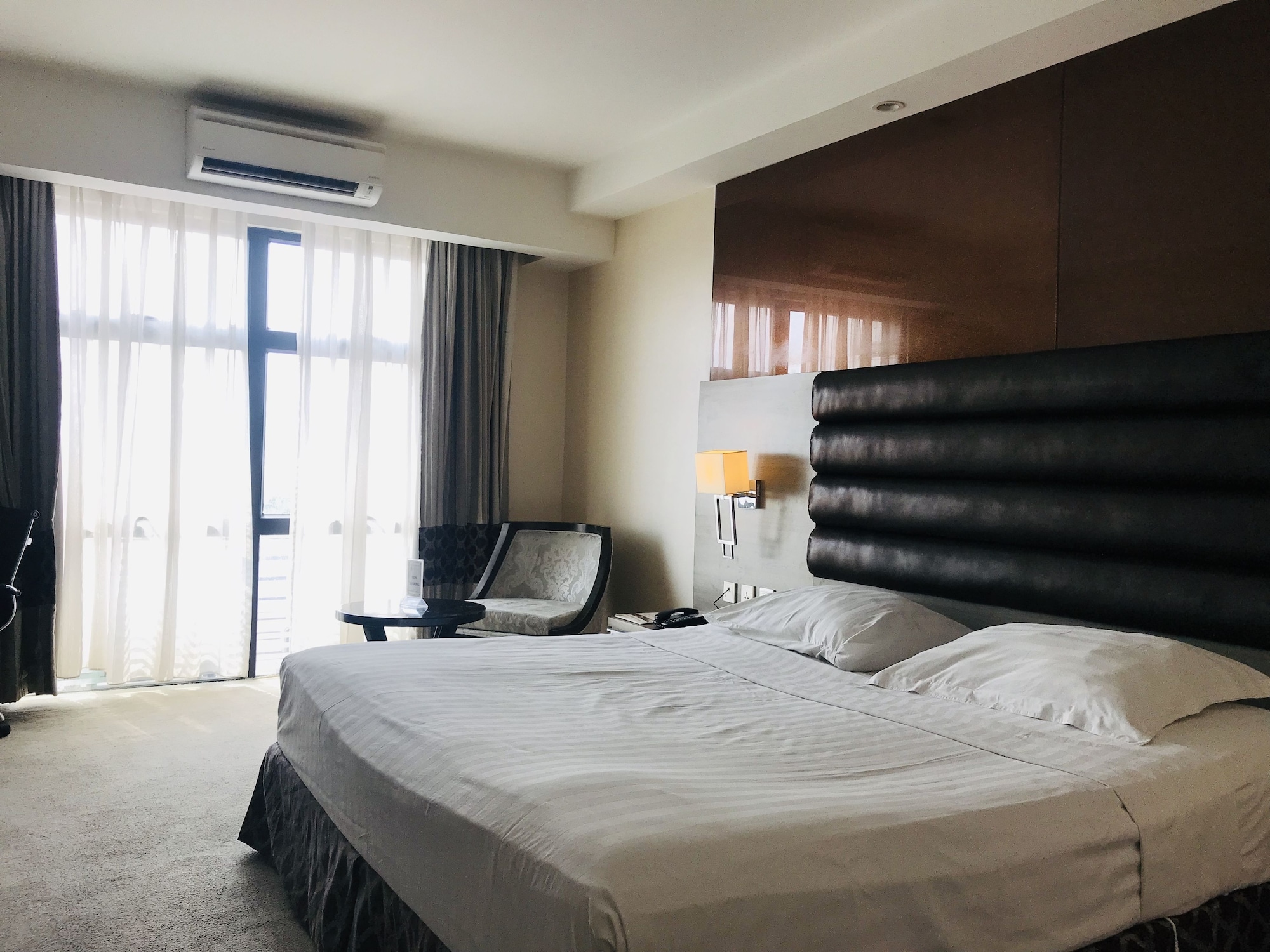 DELUXE, KING BED