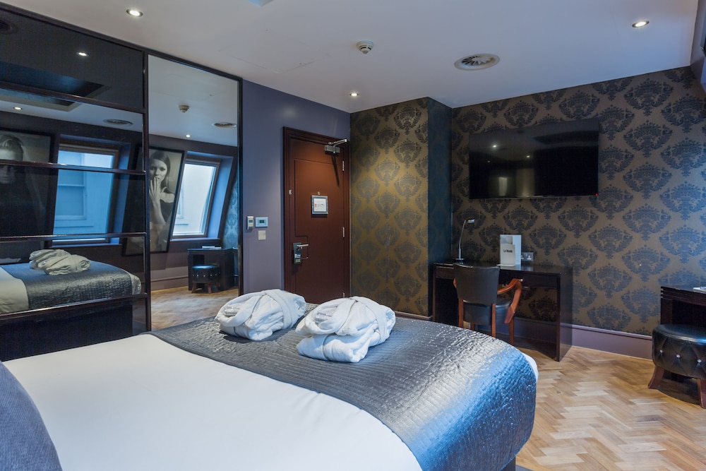 Le Monde Hotel 3/50