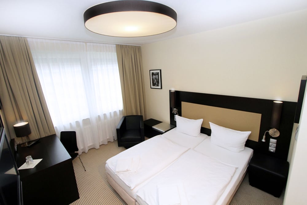 ROOM, DOUBLE BED