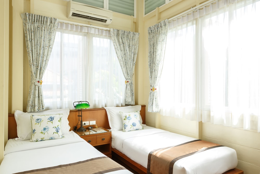ROOM, TWIN BEDS