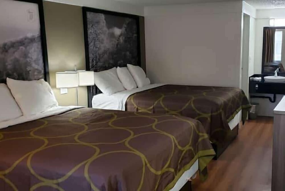 Super 8 by Wyndham Asheville/Biltmore 5/23