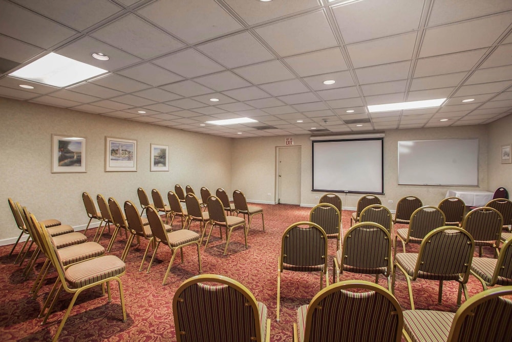 Quality Inn & Suites St Charles -West Chicago 35/40