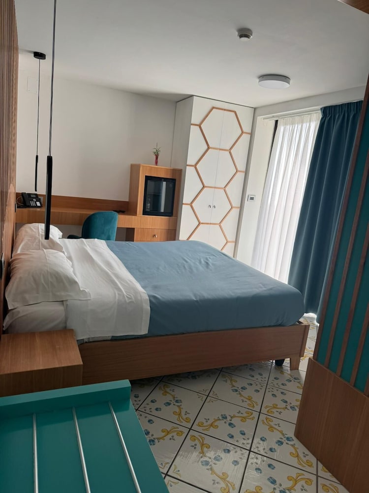 DELUXE, DOUBLE BED, SEA VIEW
