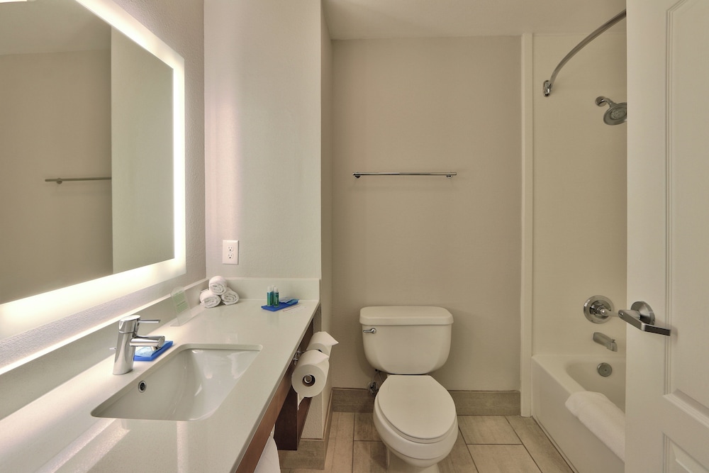Holiday Inn Express Hotel And Suites Portales 68/70