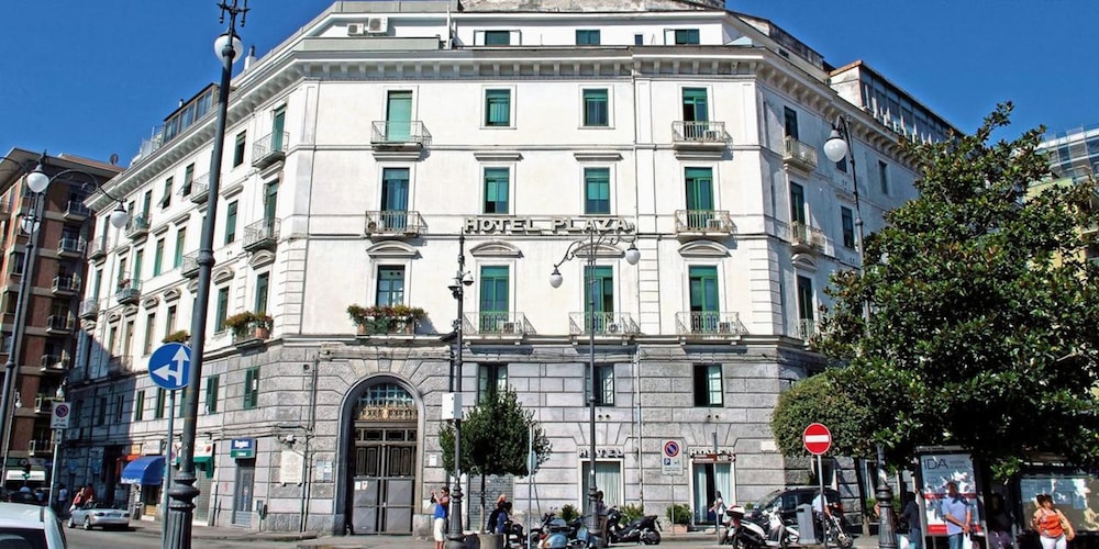 Plaza Hotel 51/55