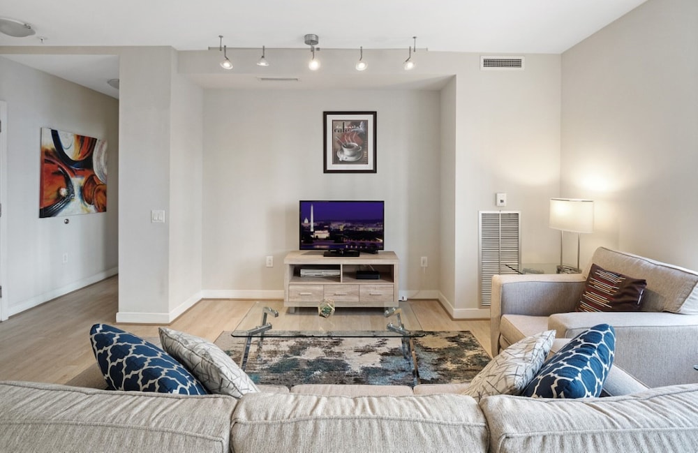 Global Luxury Suites At The White House 35/45