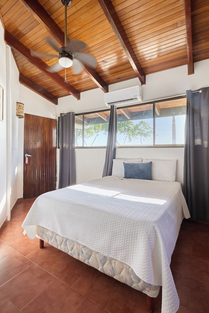 Perla de la Playa Beachfront Hotel 10/48