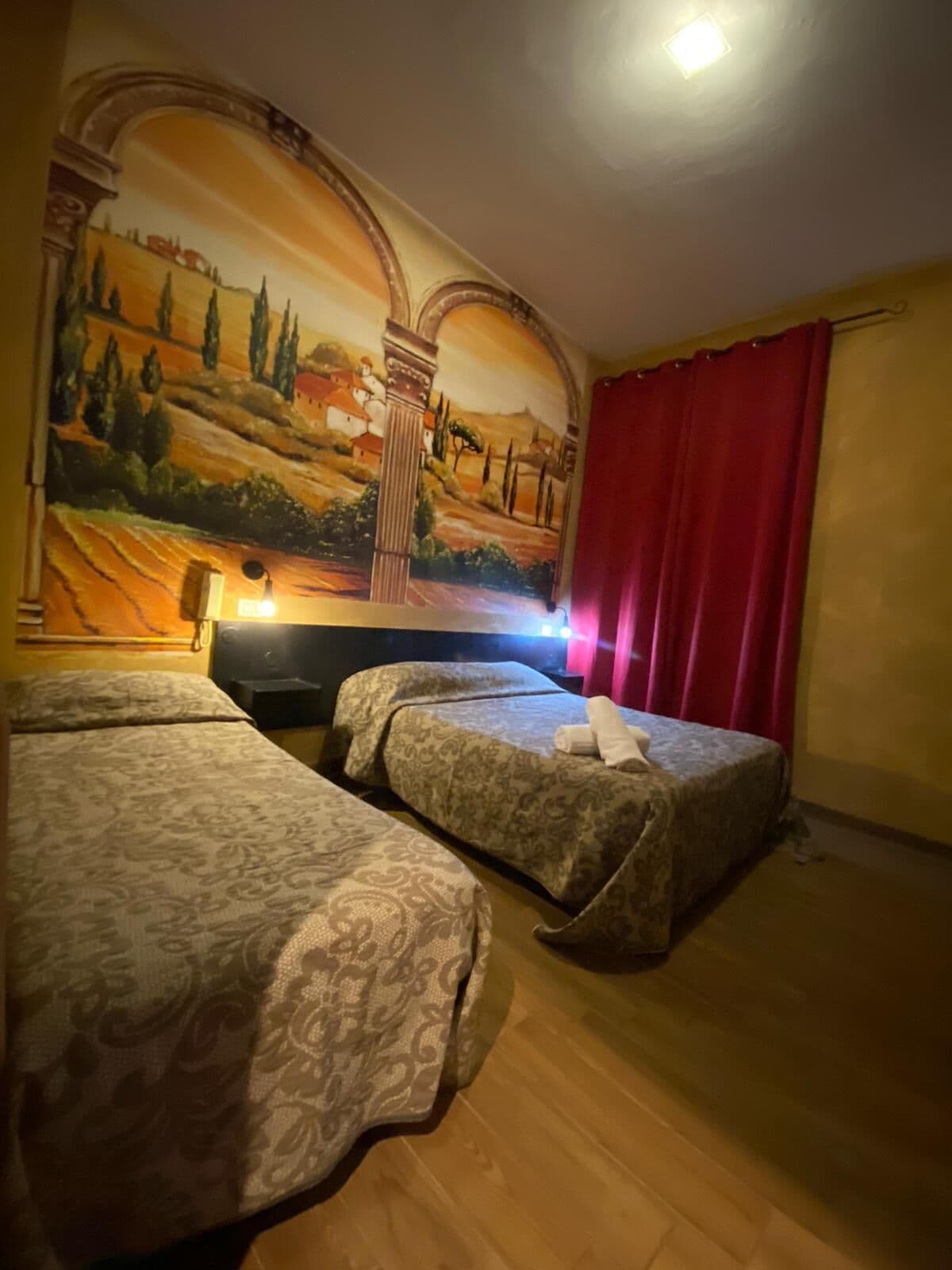 ROOM, DOUBLE OR TWIN BED, SHARED BATHROOM