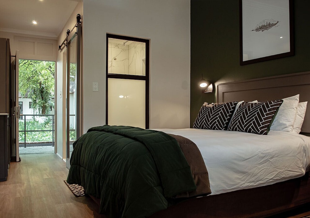 DELUXE, DOUBLE BED