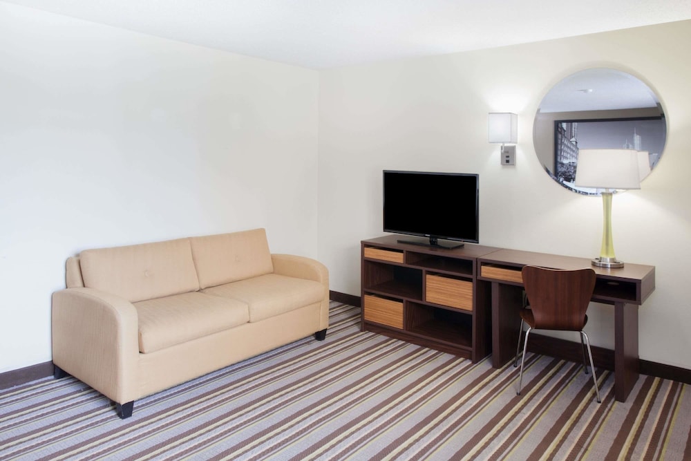 Super 8 by Wyndham Chicago/Rosemont/O'Hare/SE 13/25