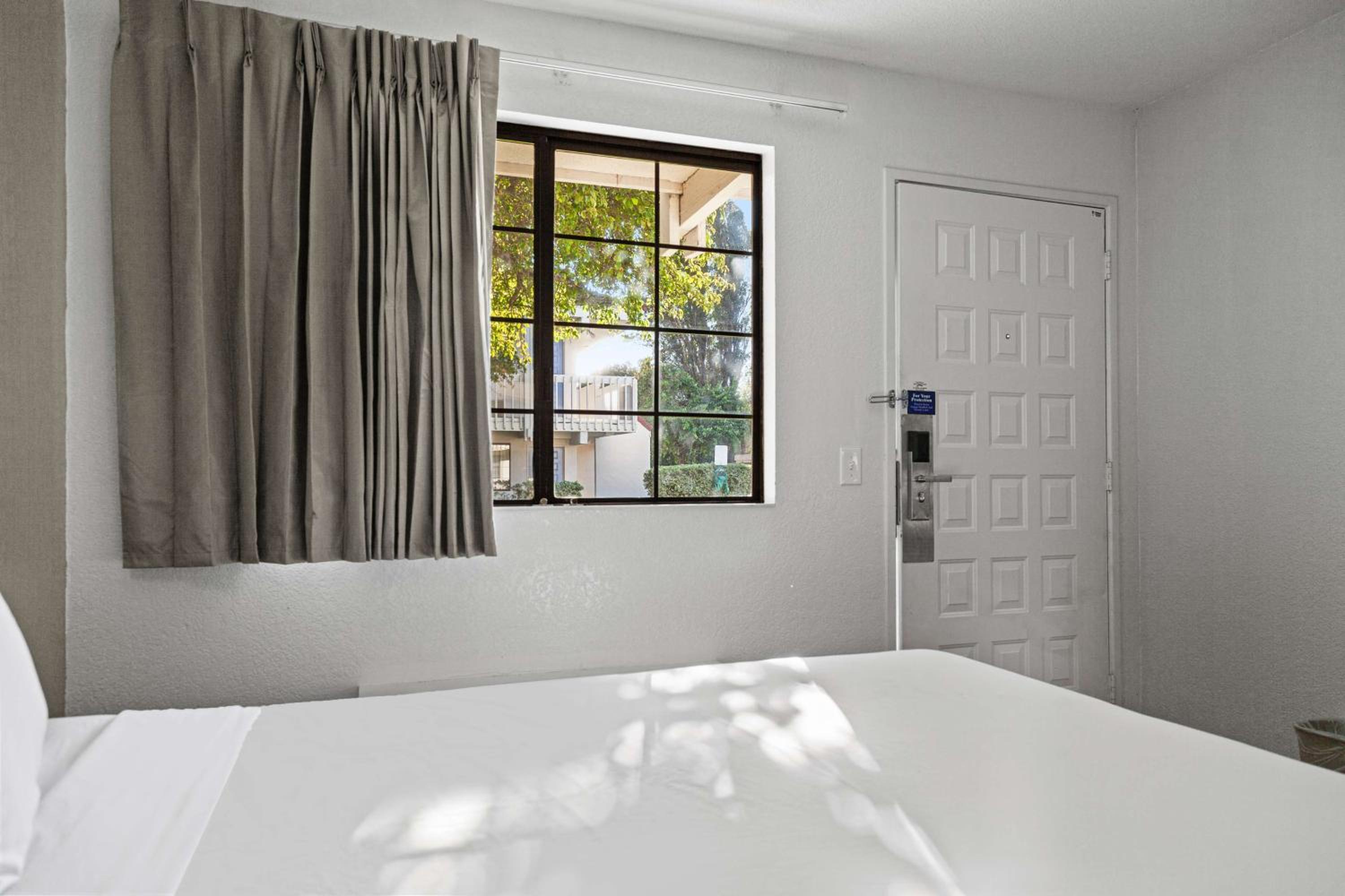 Room, Queen Bed, Accessible, Motel6 San Luis Obispo, CA - South 7/10