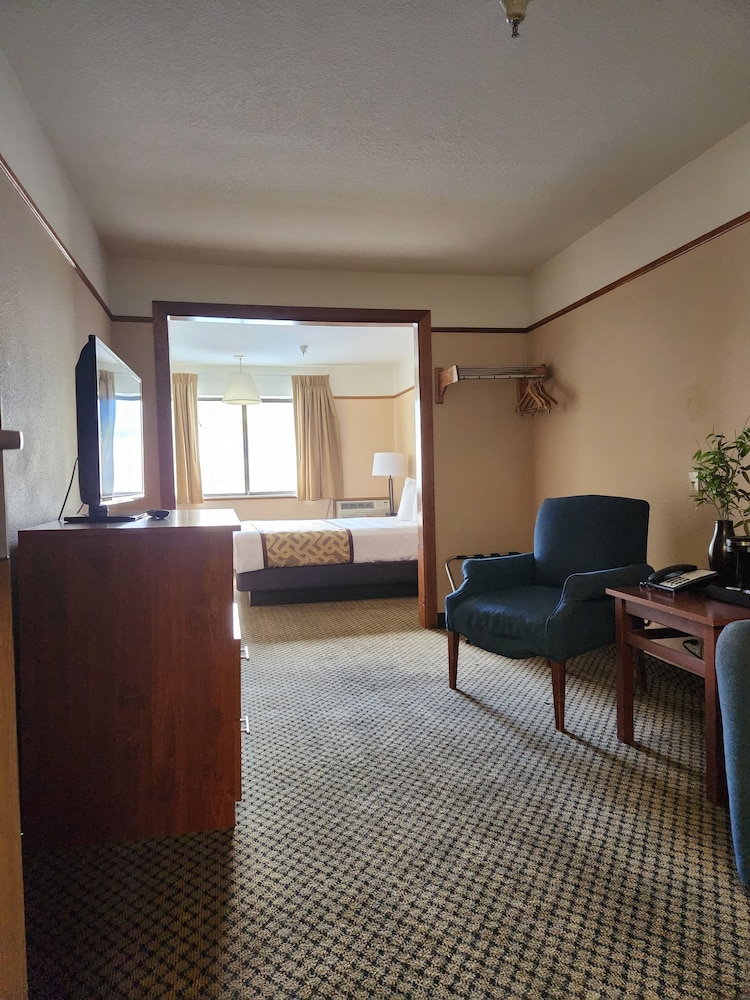 Luxury Inn And Suites 53/75