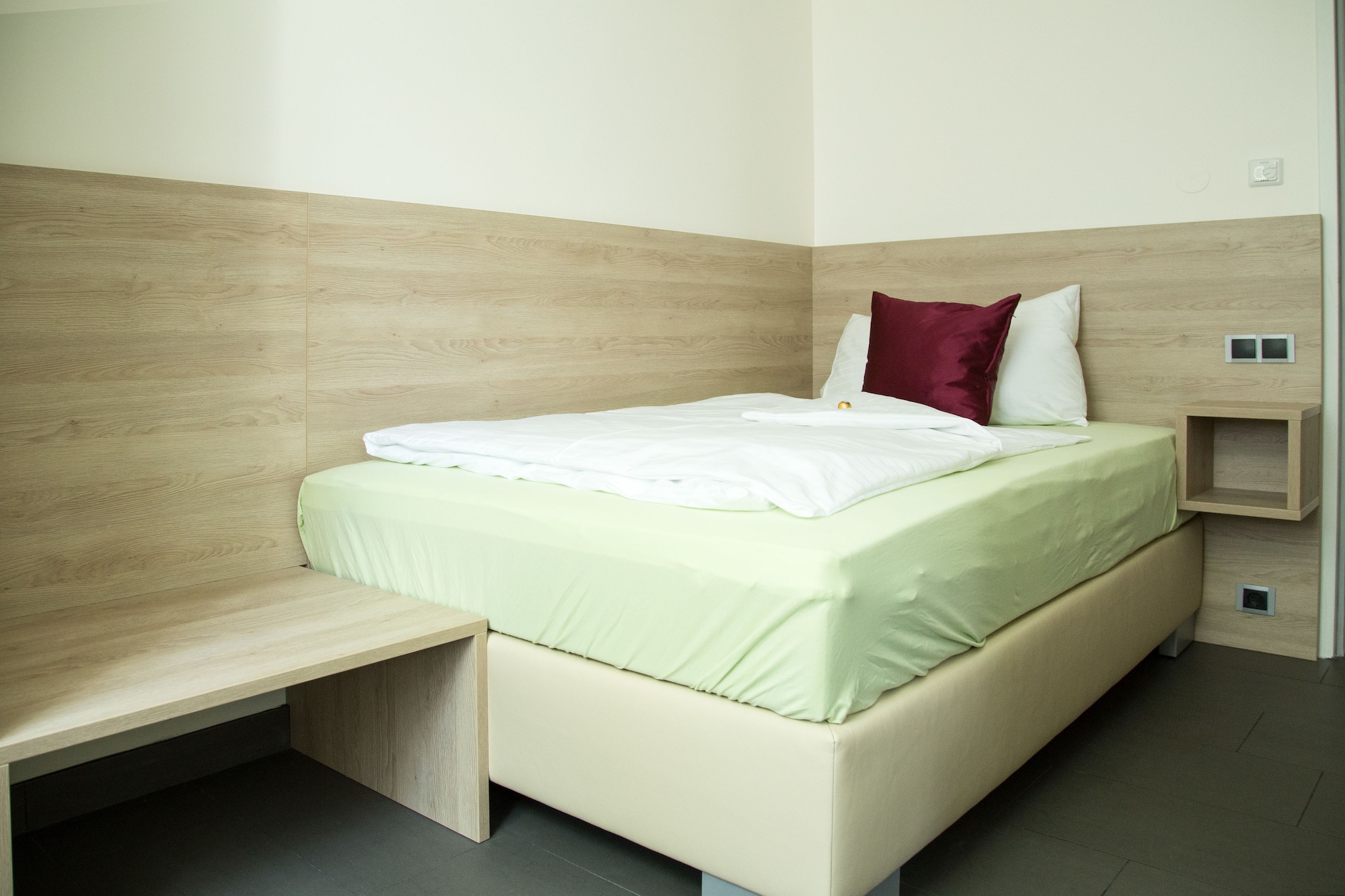 ROOM, SINGLE