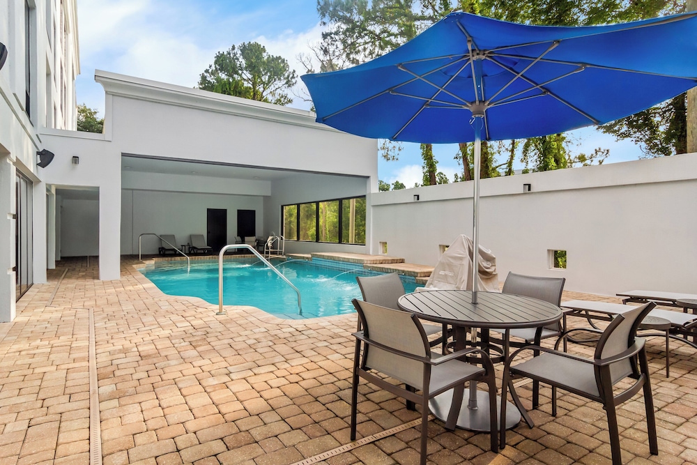 Holiday Inn Express & Suites Jacksonville SE- Med Ctr Area 52/55