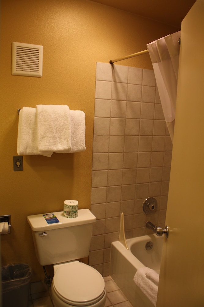 Baymont by Wyndham Yakima Riverfront 43/51