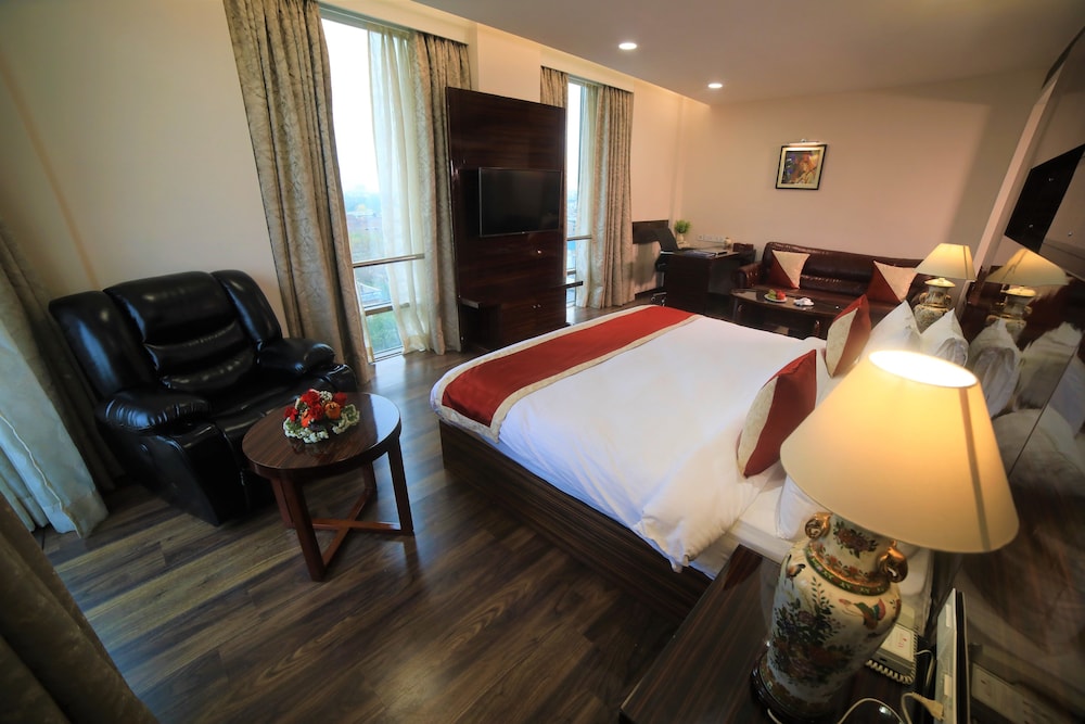 PREMIUM, STUDIO, SUITE, KING BED, ACCESSIBLE