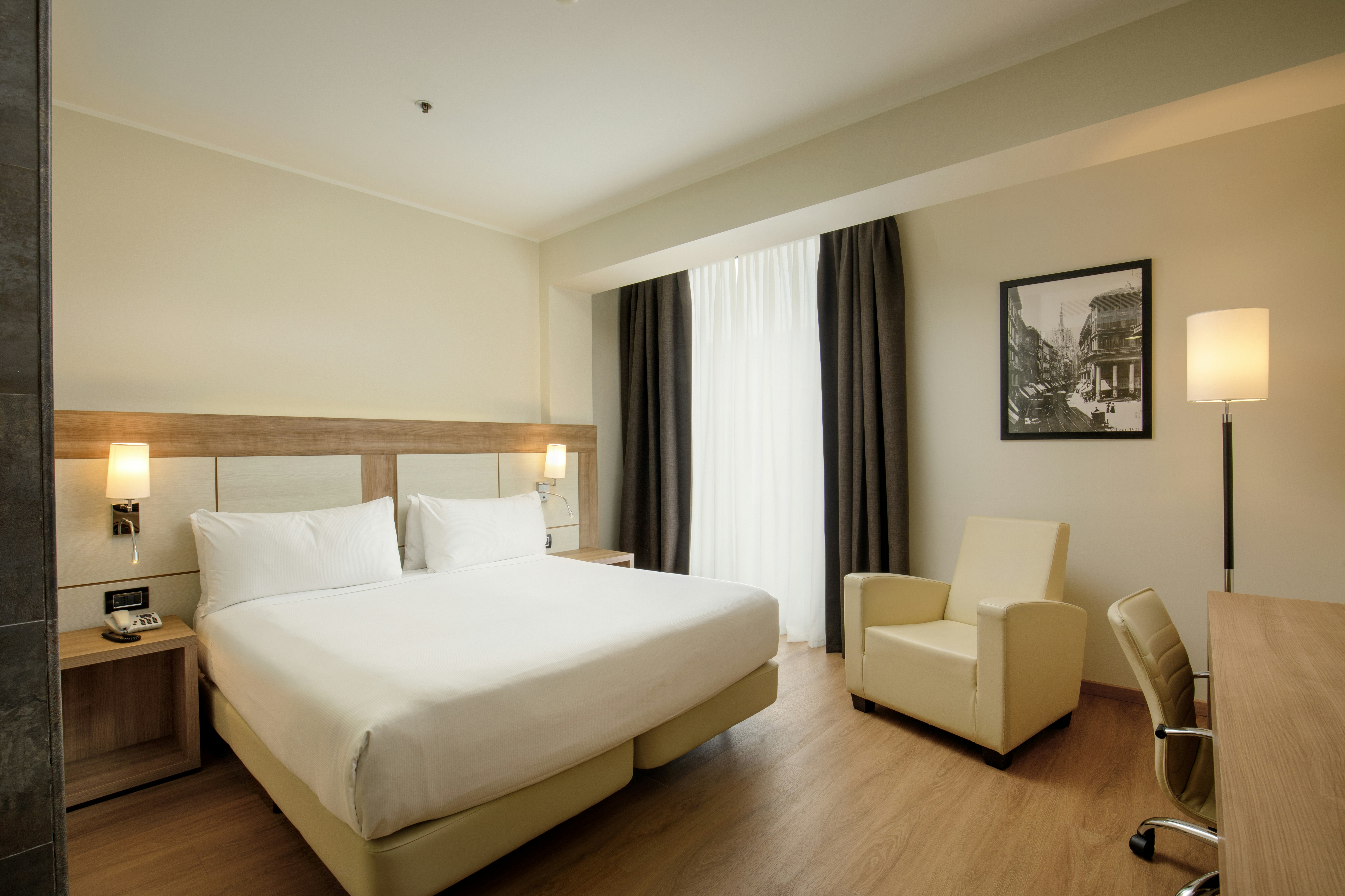 GUEST ROOM, KING BED