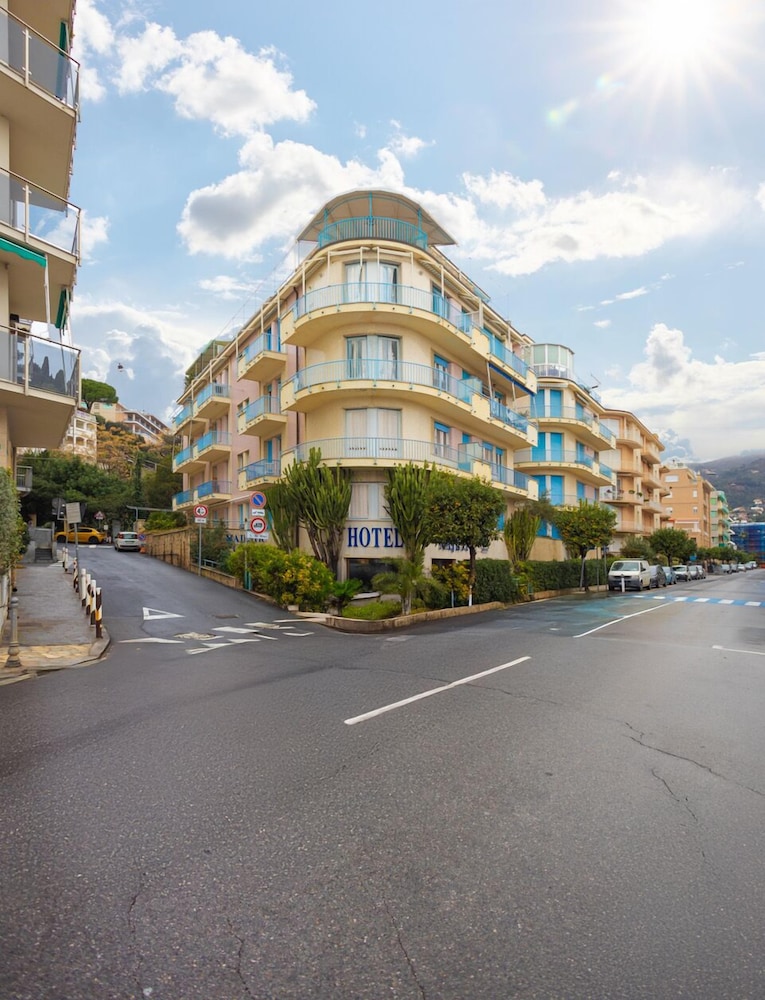 LVG Hotel Collection - Majestic 40/50
