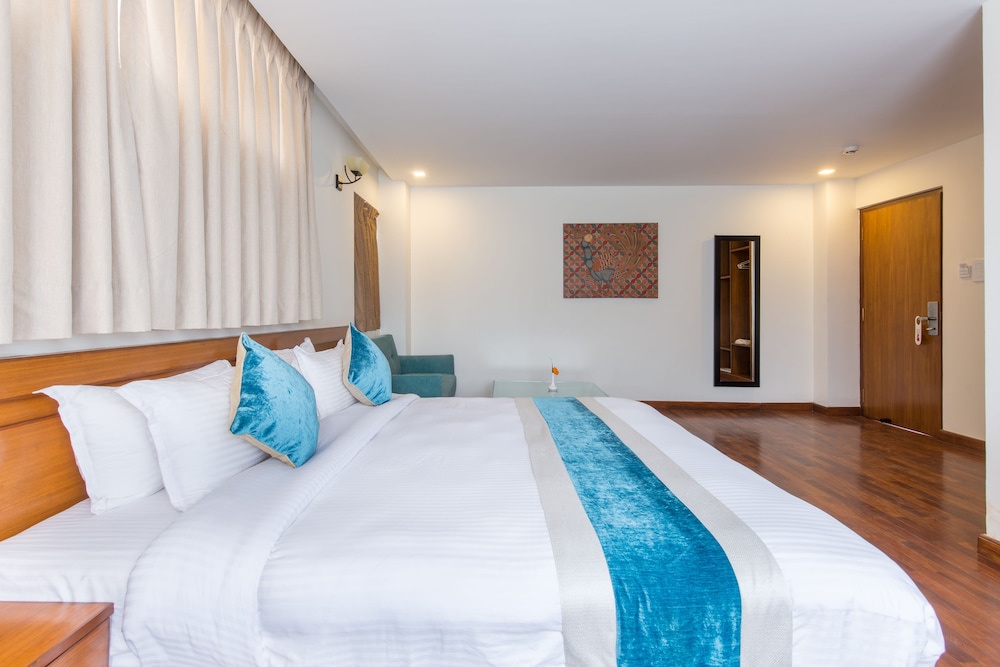 JUNIOR SUITE, KING BED, BATHTUB