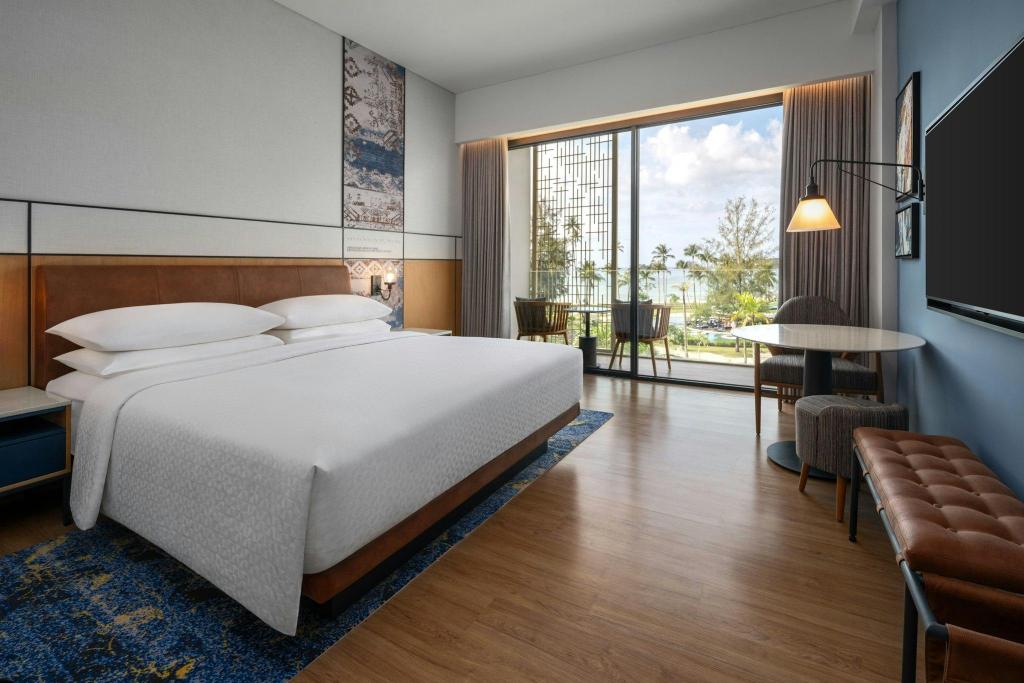 Pool, Guest Room, Deluxe, King Bed, Pool View, Balcony
