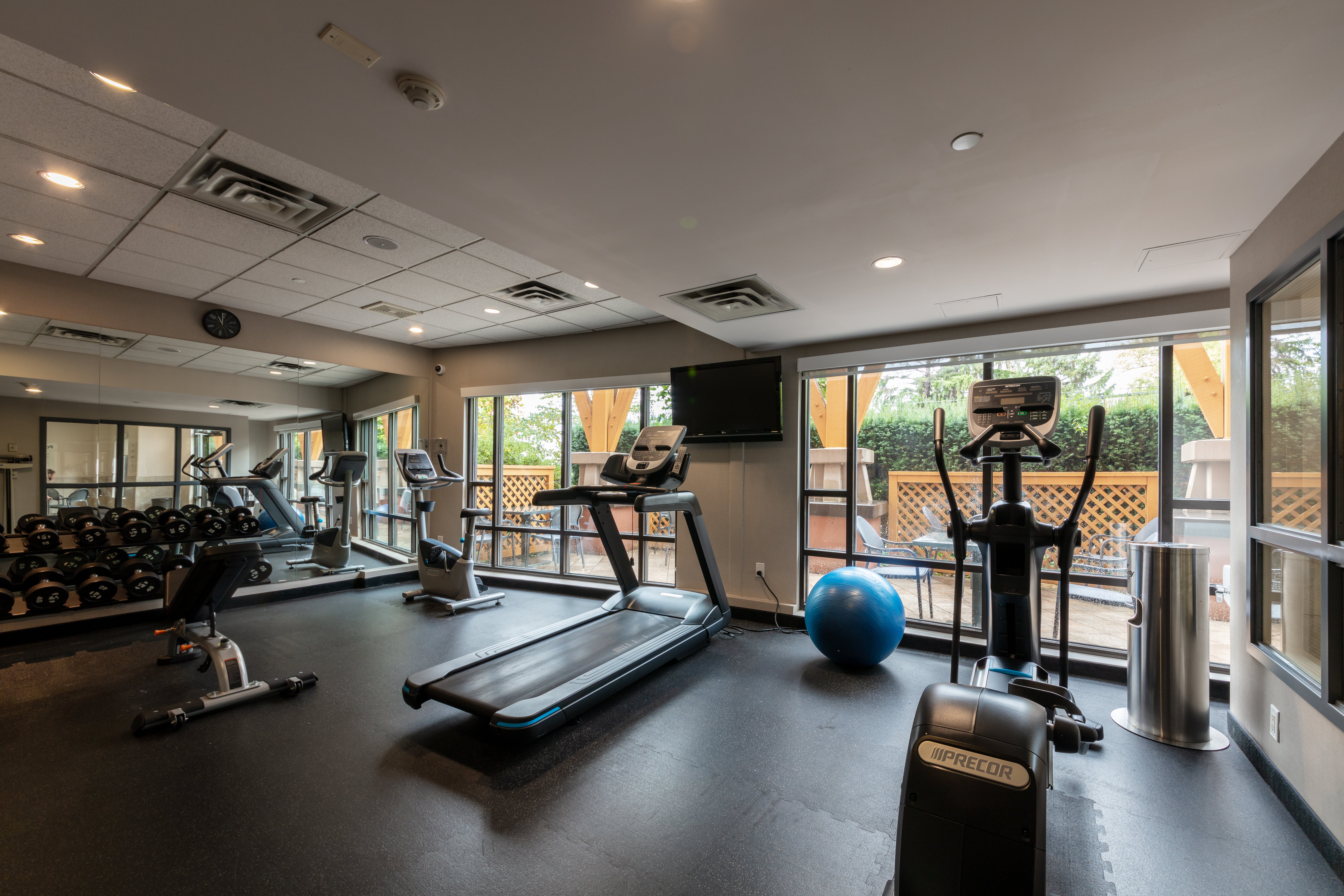 Holiday Inn Express Suites Riverport 45/76