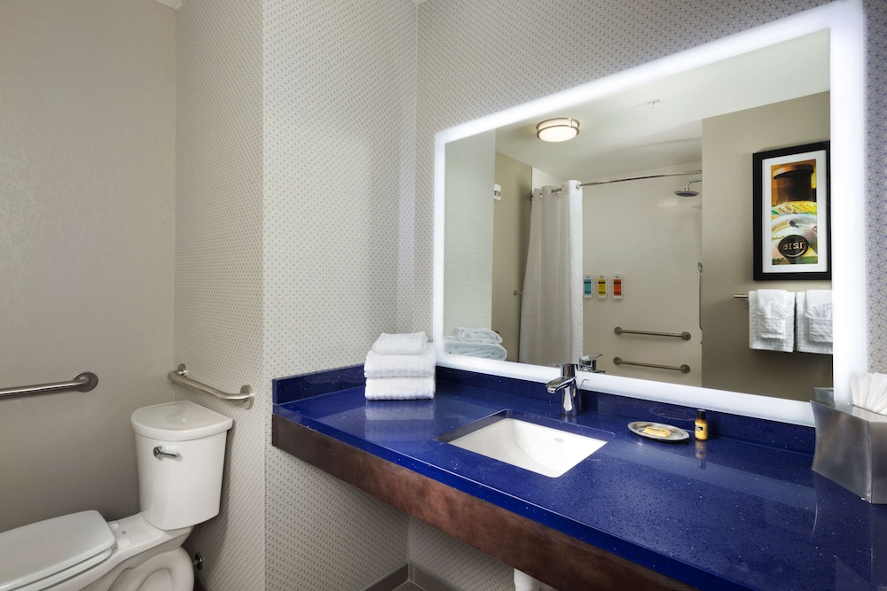 Glo Best Western Asheville Tunnel Road 13/34