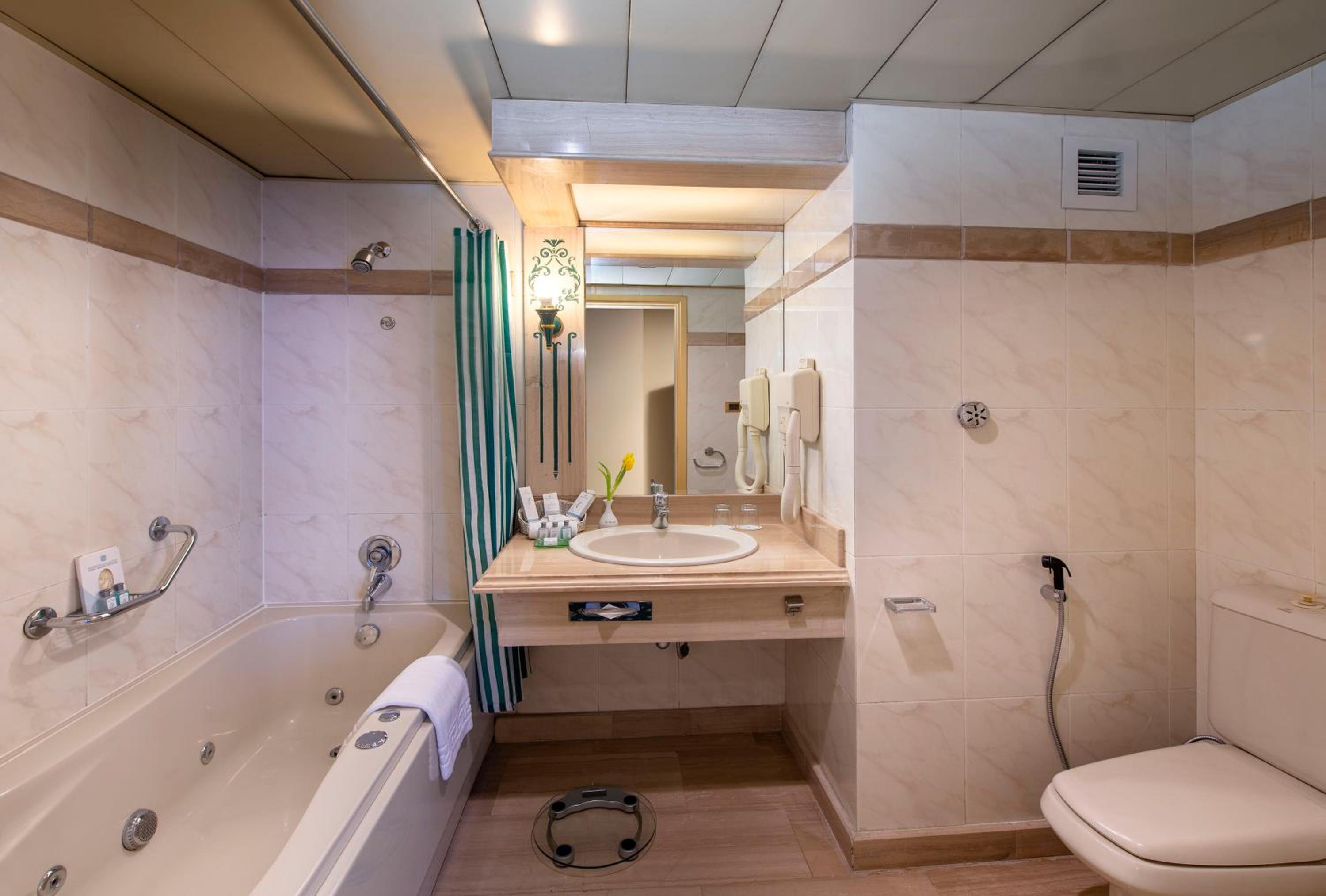 Junior Suite, Twin Beds, River View 2/4