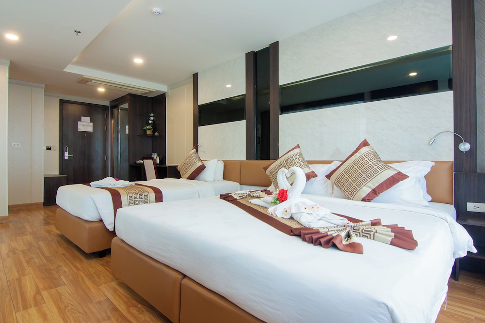Premium, Triple, Queen Bed, Bathtub, Golden Jomtien Beach Hotel 2/7