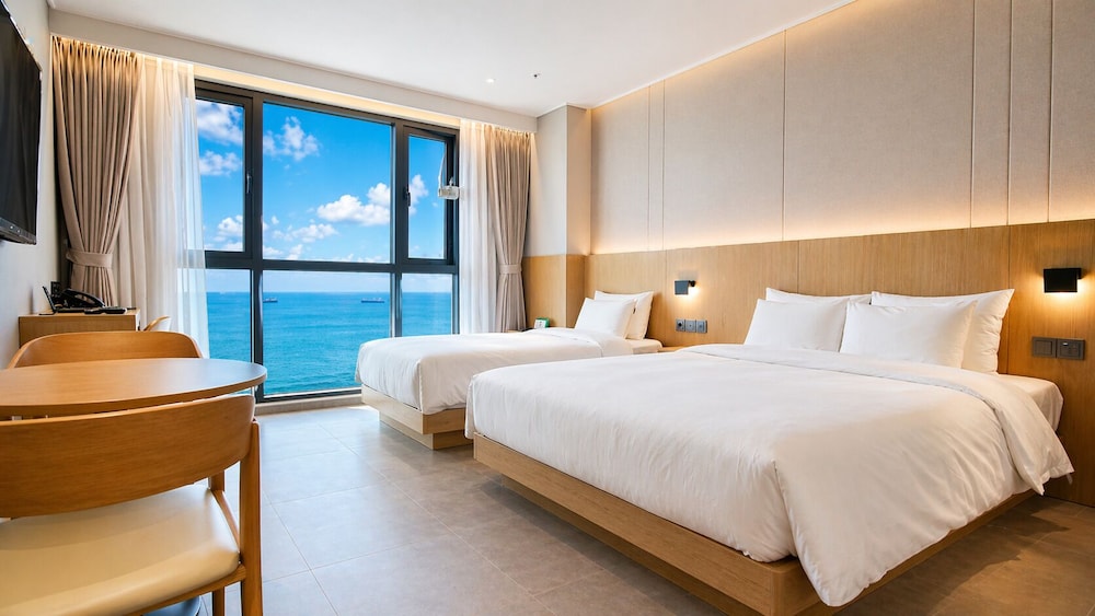 غرفة عائلية بسريرين منفصلين بإطلالة على البحر، Hotel Laon 8/10
