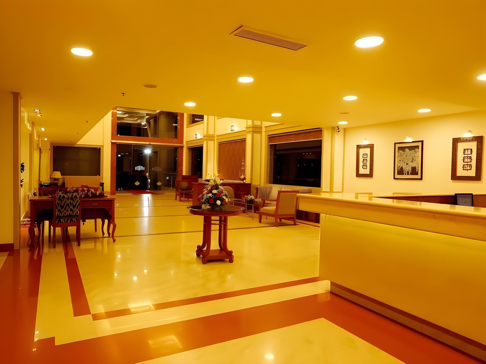 Oyo Premium Alleppey Iron Bridge 12/16