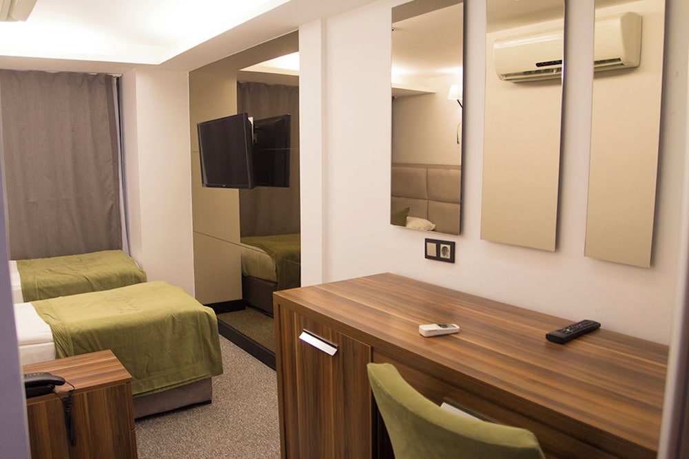 The 22 Hotel 50/50