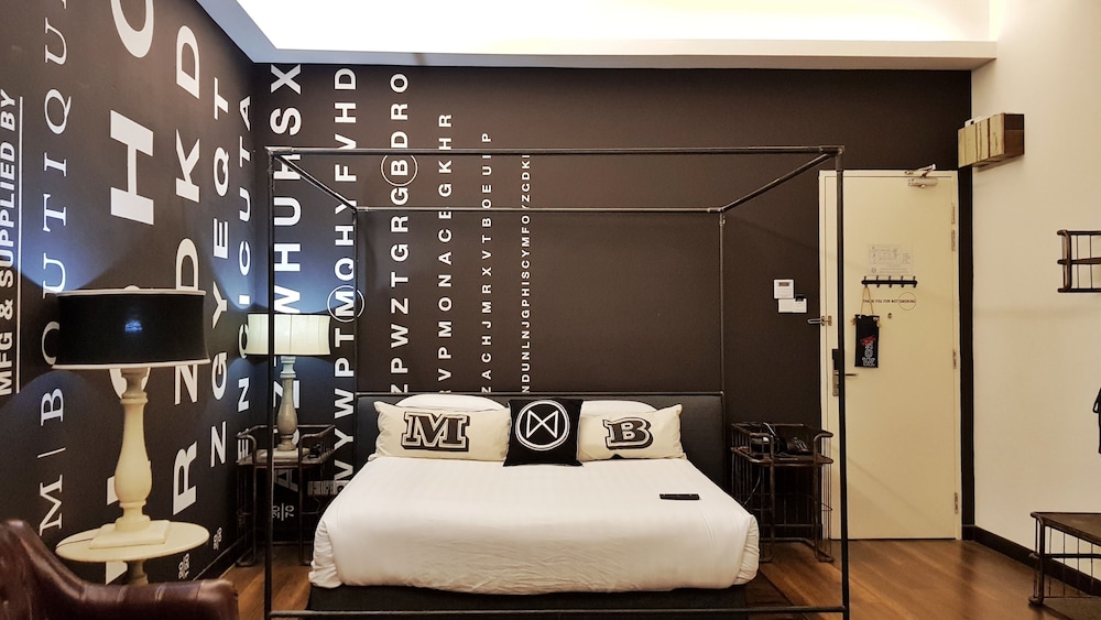 M Boutique Station 18 30/65