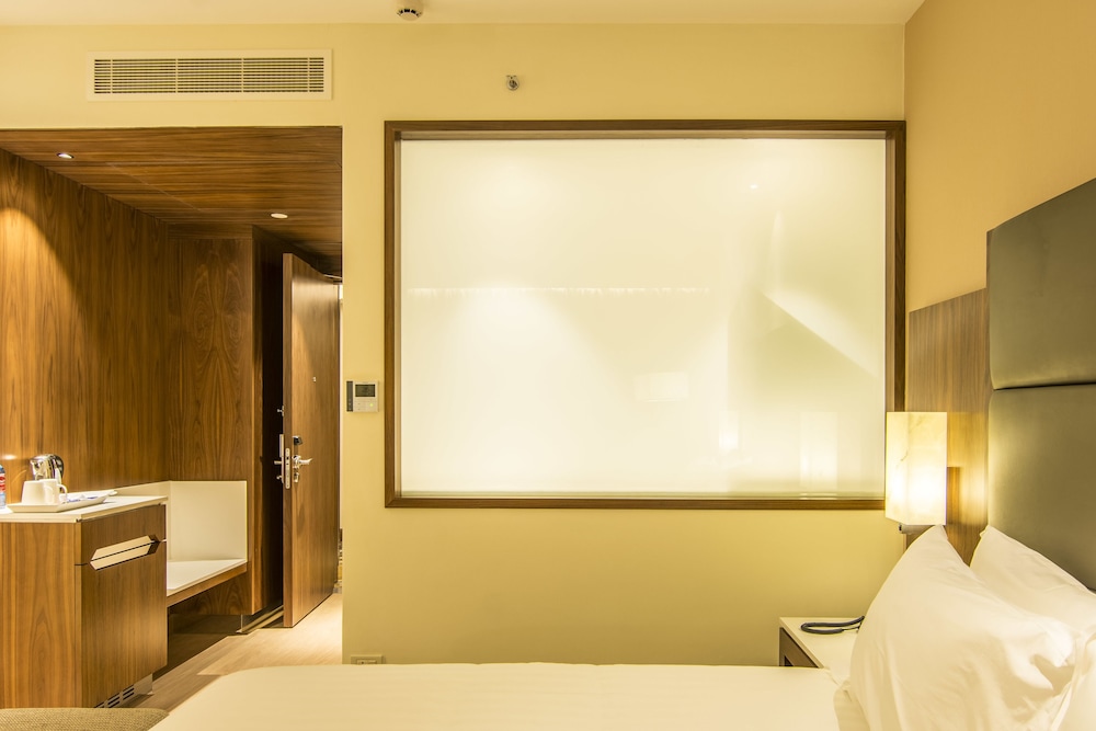Crowne Plaza Nairobi Airport 24/78