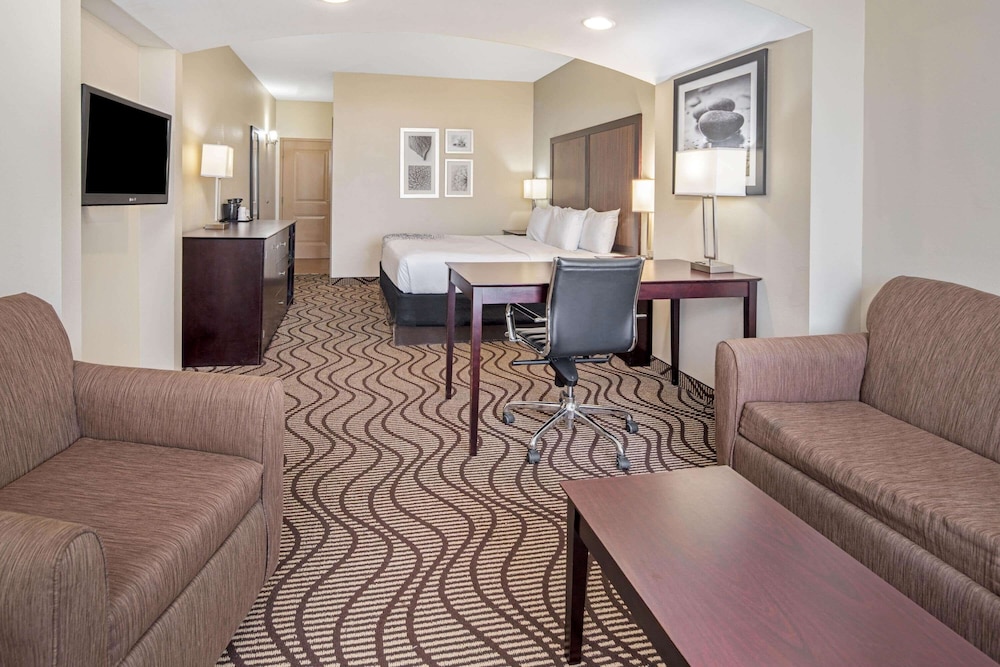 La Quinta Inn & Suites by Wyndham Gonzales LA 30/48