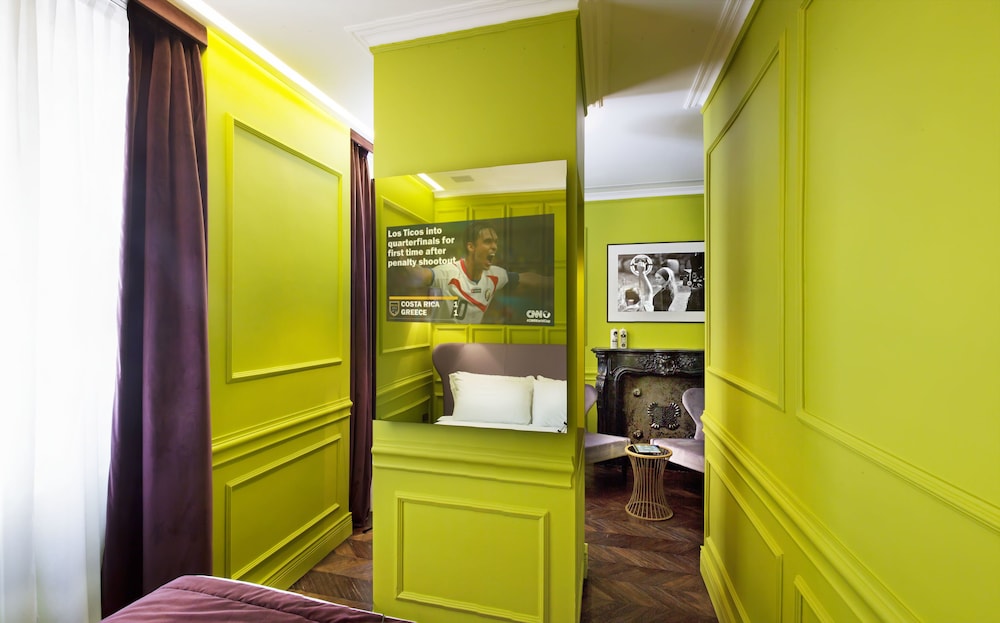 THE CORNER TOWNHOUSE 30/50