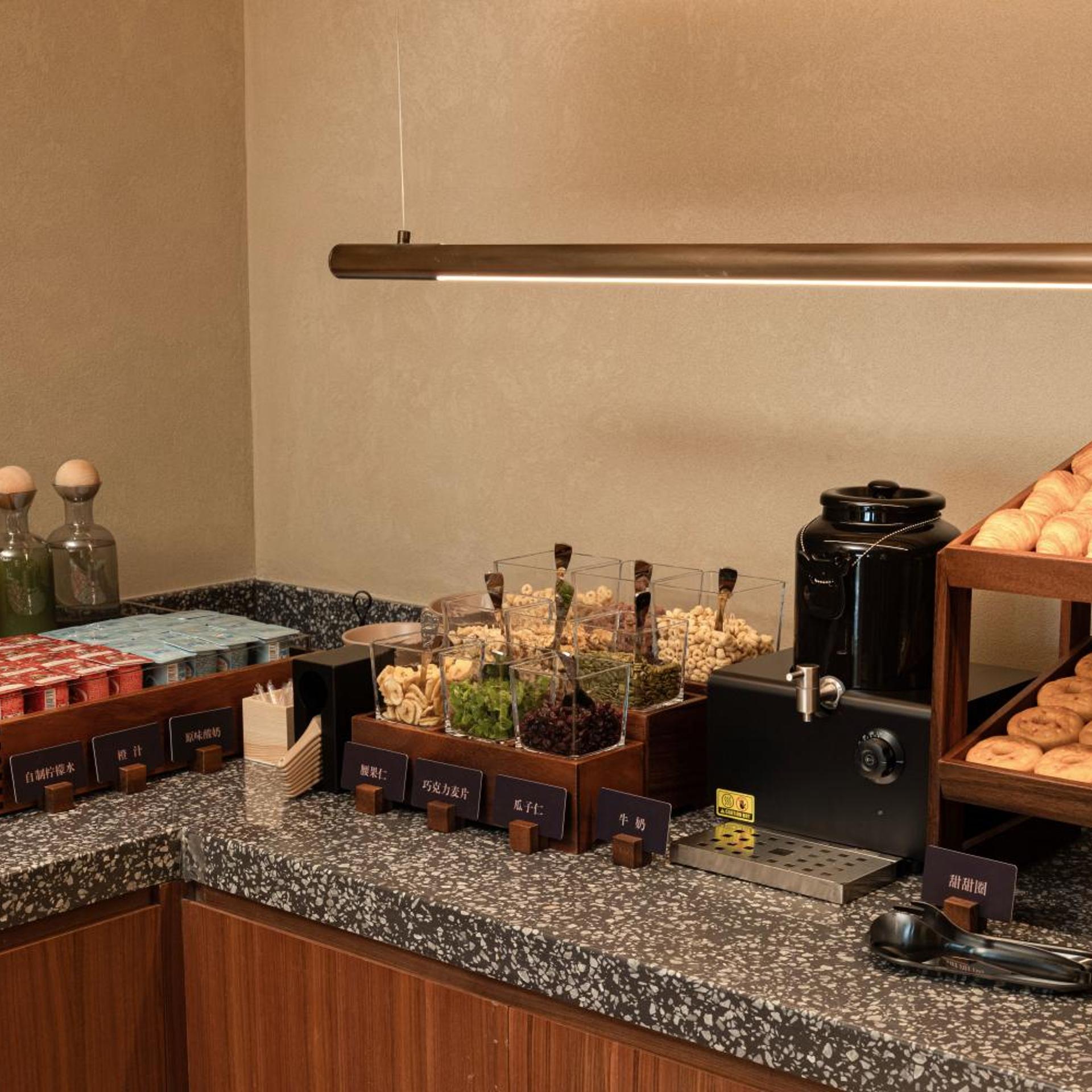 Guangzhou International Financial City Linjiang Avenue Atour Hotel 44/50