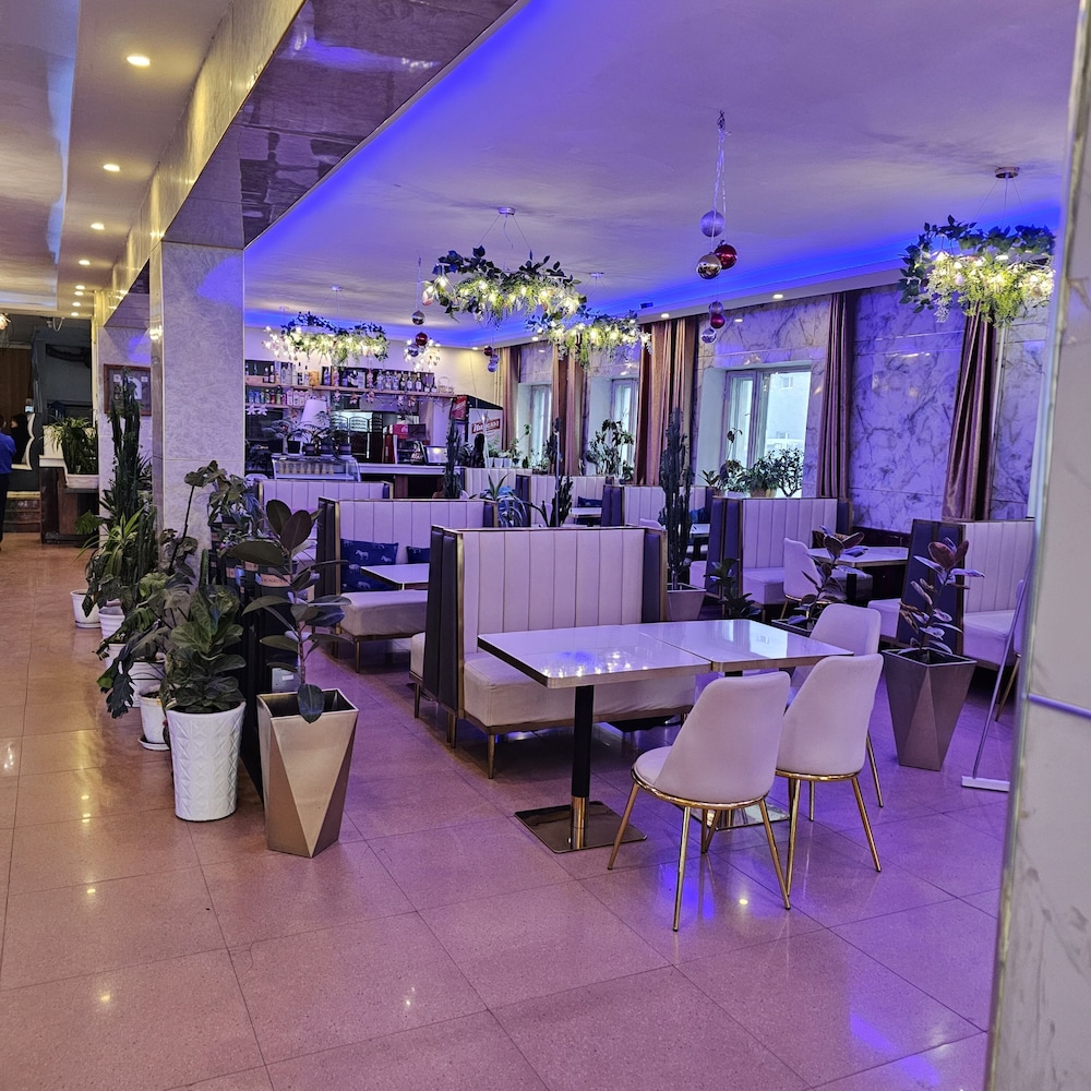 Land Hotel 39/50