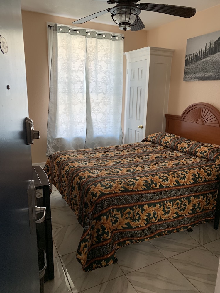 Adrian Hotel 62/66