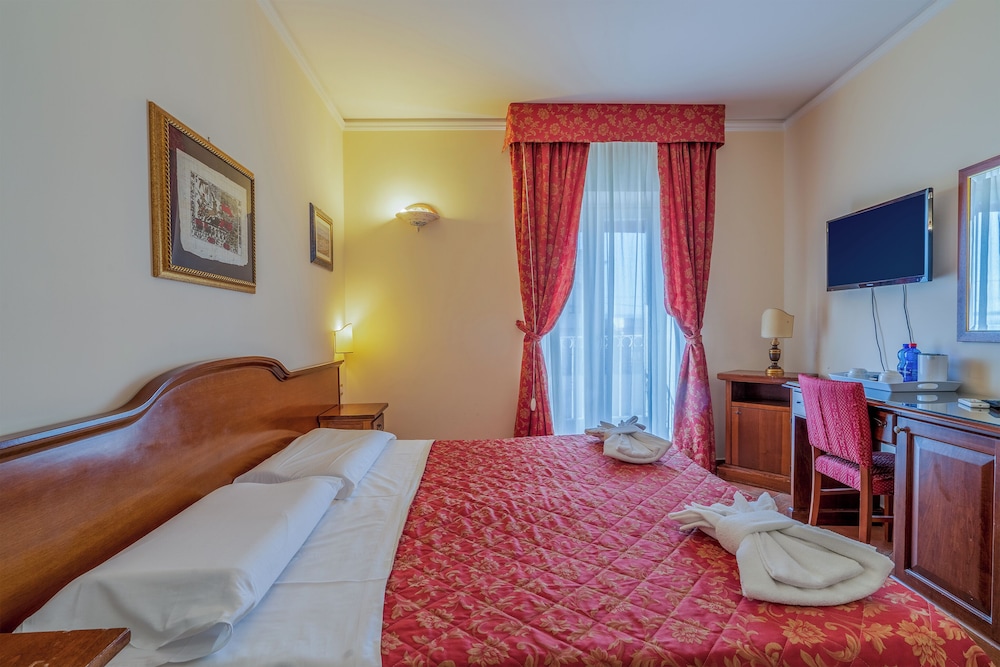 COMFORT, DOUBLE BED, PARTIAL SEA VIEW