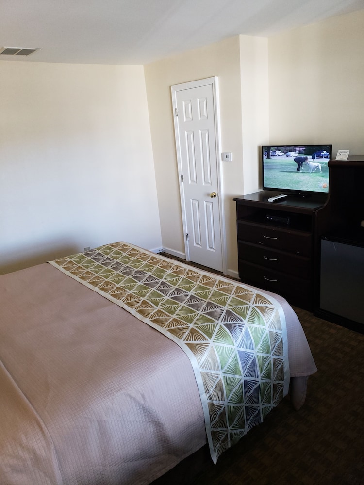 Sea Girt Lodge 24/72