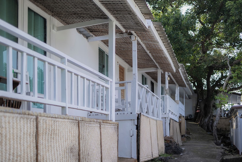 Phi Phi Cozy Seafront Resort 8/67