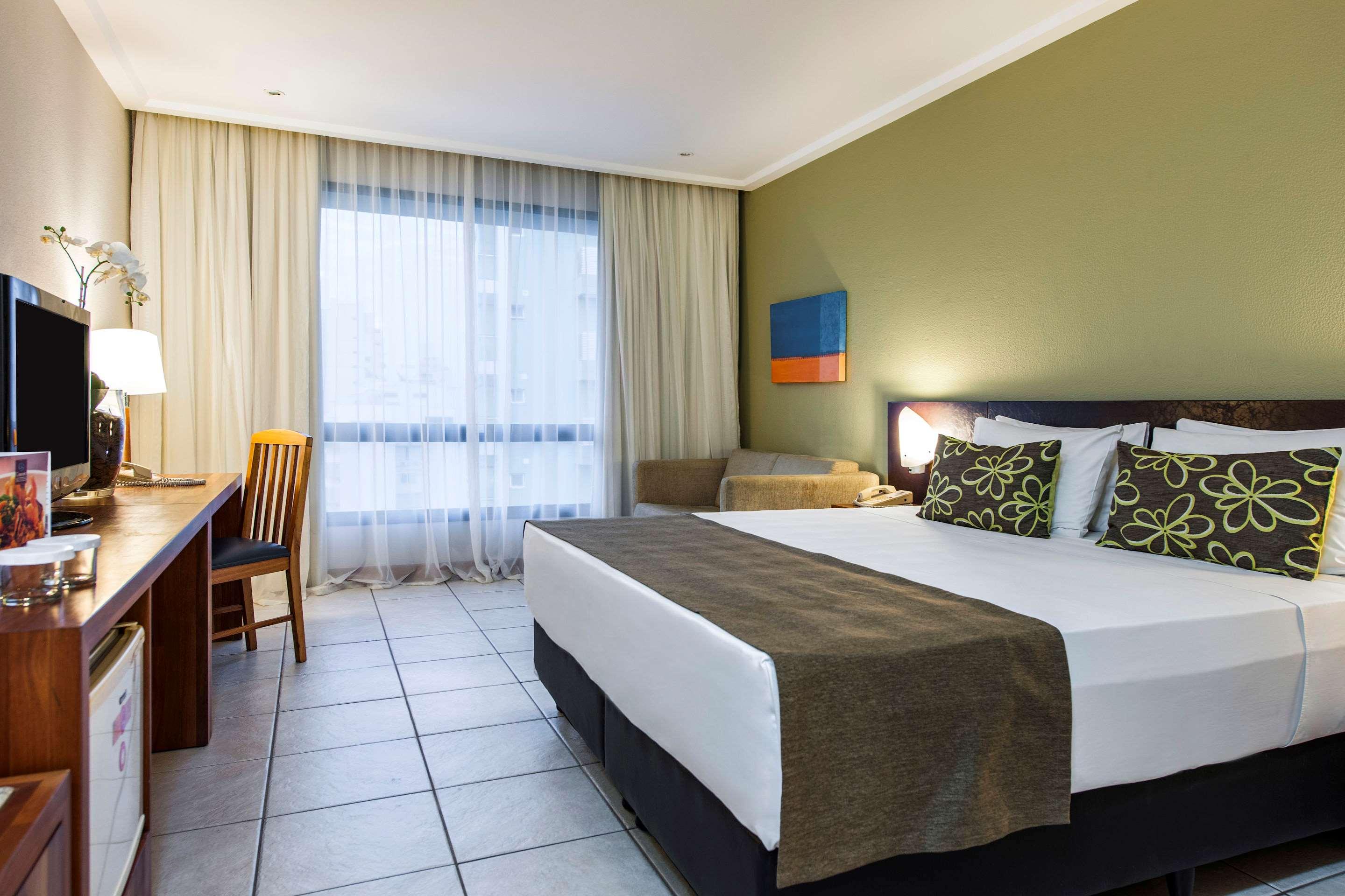 ROOM, QUEEN BED