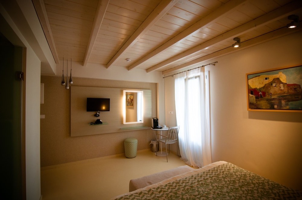 Iria Beach art hotel 10/69