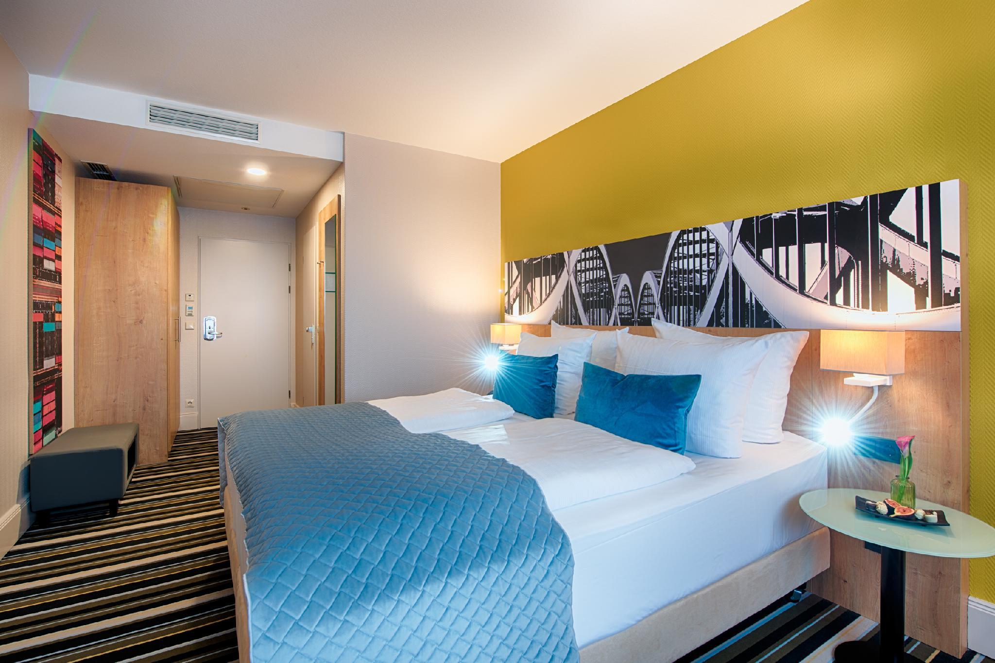 غرفة كومفورت ثلاثية بسرير مزدوج مع أريكة، Leonardo Hotel Hamburg Elbbruken Ex Gresham Carat Hotel 2/2