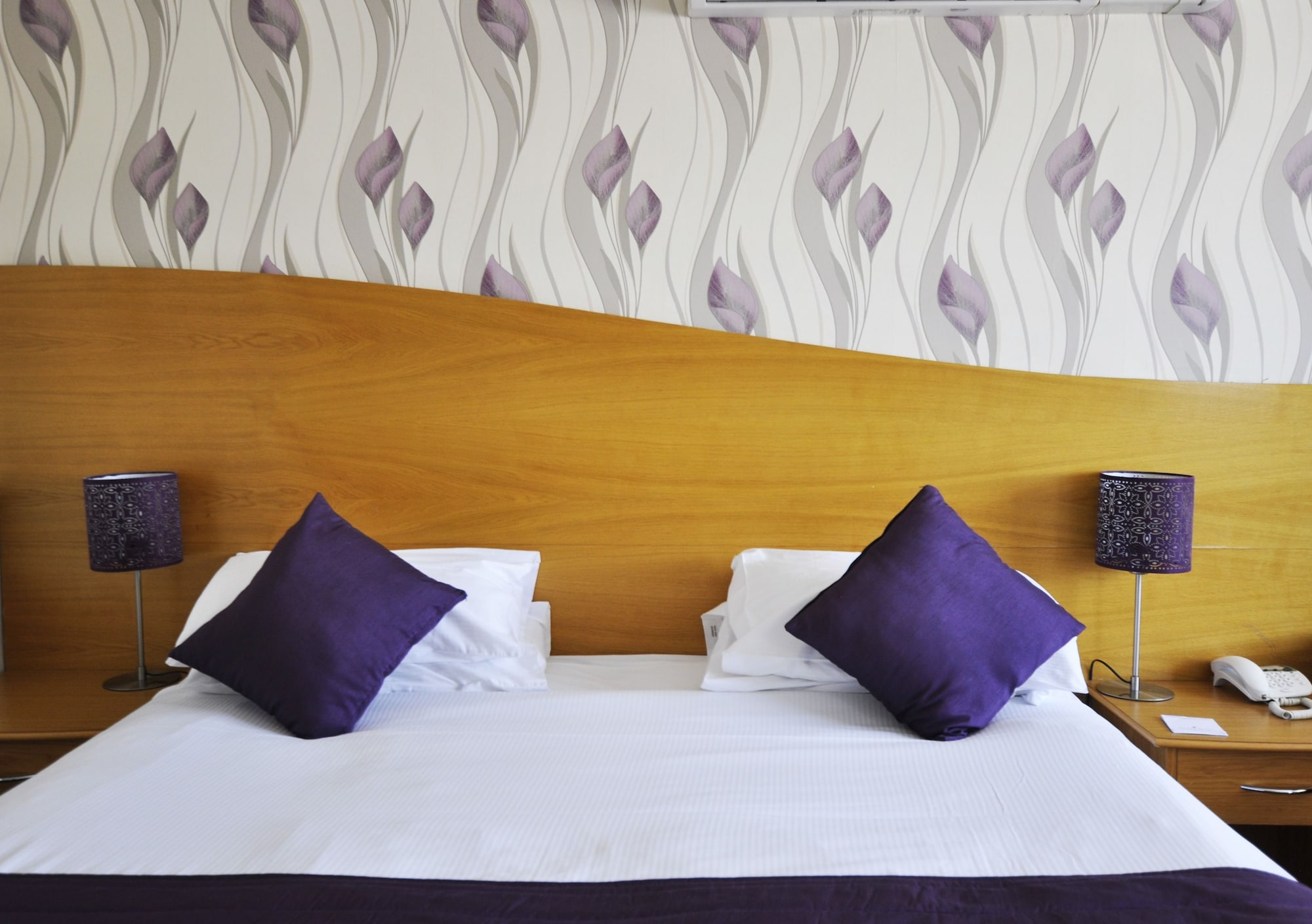 ROOM, SINGLE