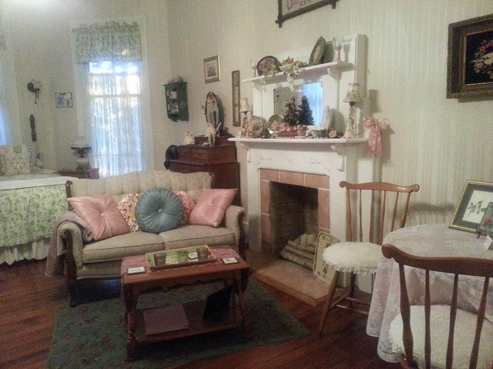 Holly House of Hamilton 13/34