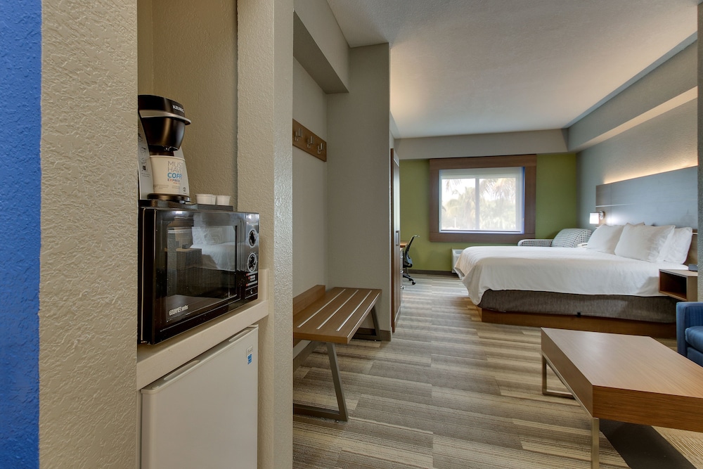 Holiday Inn Express West Palm Beach Metrocentre 20/74