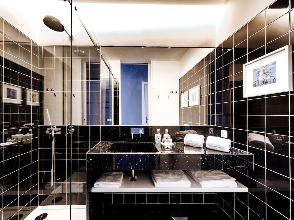 Dear Lisbon - Gallery House 52/53