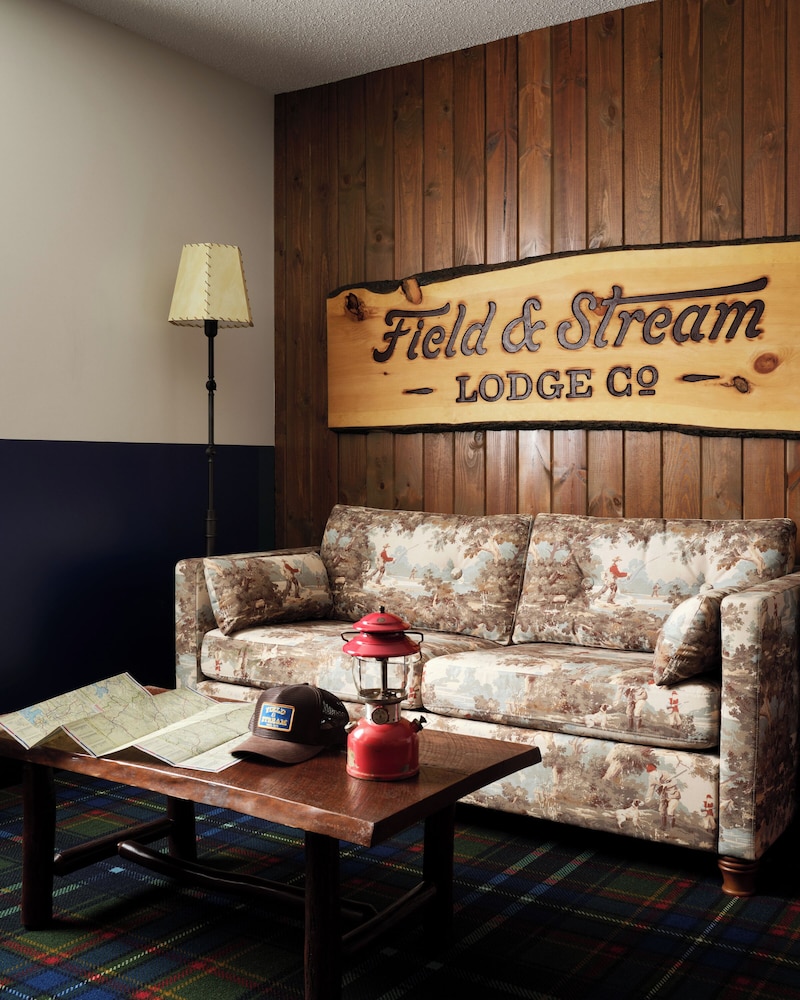 Field & Stream Lodge Bozeman 36/53