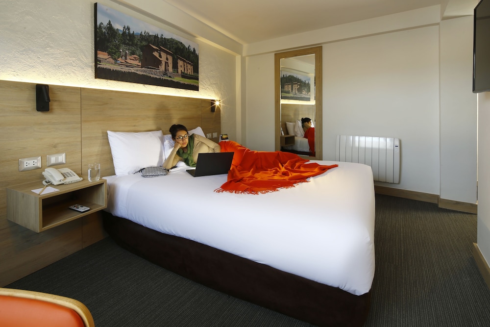 TRADITIONAL, QUEEN BED